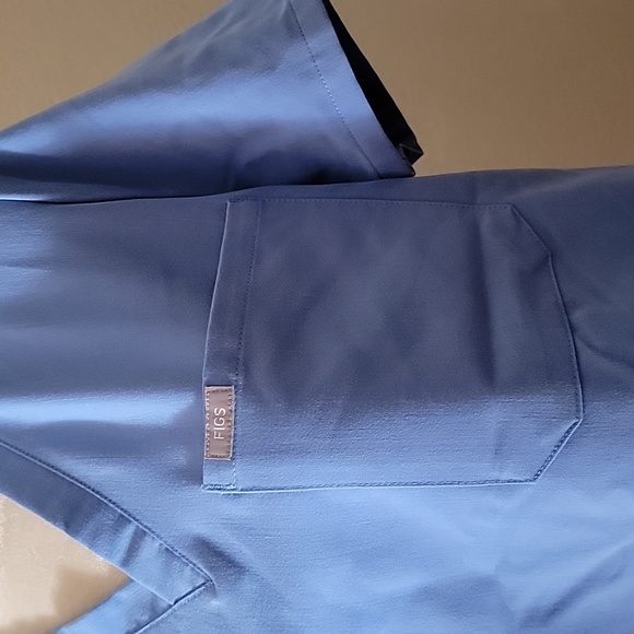 Figs Set Catarina One-Pocket Scrub Top / Zamora Jogger Scrub Pants - Picture 8 of 13